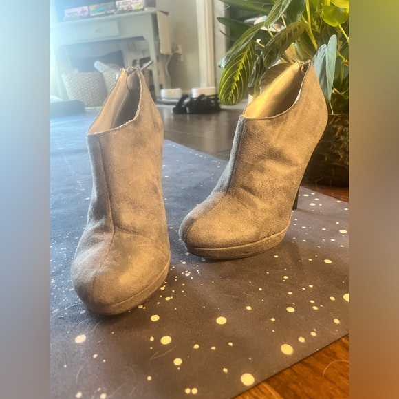 Michael Antonio Bootie Heels, Grey Suede Ankle Boots 8.5 - Picture 3 of 7